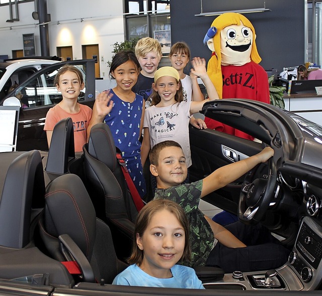 In den schicken Autos fhlen sich die Kinder wie berhmte Supermodels.  | Foto: Mike Furtwngler