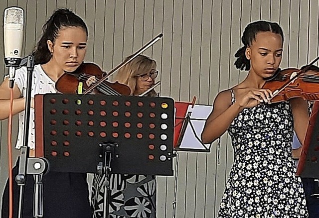 Musikschler prsentieren sich beim Open-Air-Musikschultag  am Rathaus.  | Foto: Musikschule