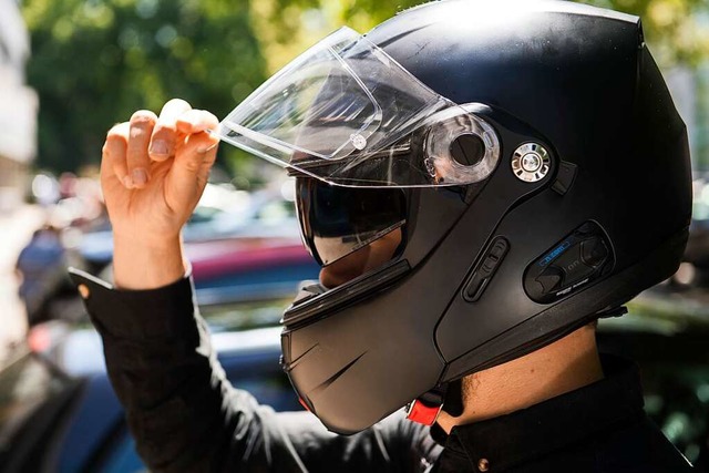 Der Motorradfahrer trug schwarze Kleid... Motorrad war schwarz, so die Polizei.  | Foto: Robert Gnther