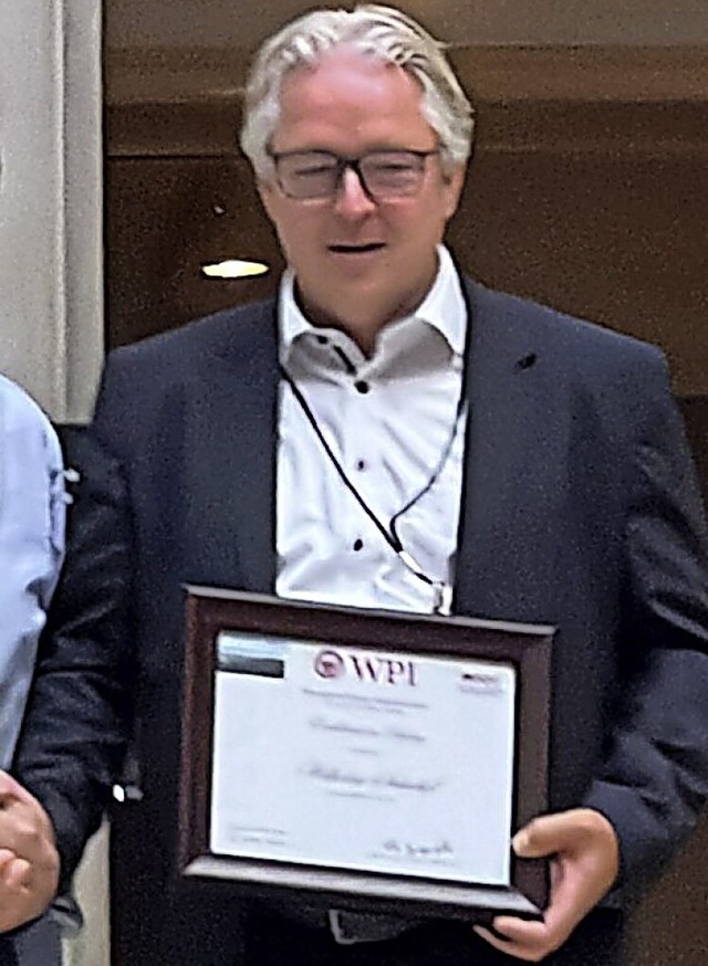 Professor Wilhelm Schabel mit der Auszeichnung  | Foto: Privat