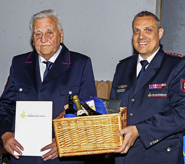 Fr 70 Jahre Mitgliedschaft in der Feu...wehrkommandant Patrick Gutmann geehrt.  | Foto: Daniel Hengst