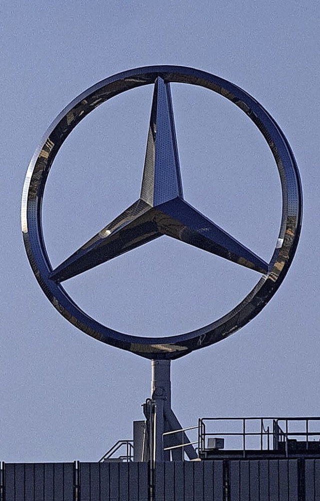 Der Mercedes-Stern ist eines der bekanntesten Symbole fr ein Unternehmen.  | Foto: Marijan Murat (dpa)