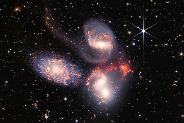 Dieses Bild zeigt Stephan&#8217;s Quin...t aus fast 1000 separaten Bilddateien.  | Foto: NASA, ESA, CSA, and STScI (dpa)