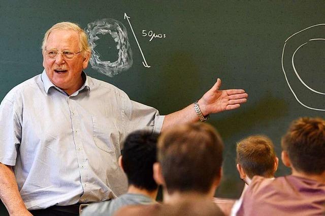 Astrophysiker und Nobelpreisträger besucht sein früheres Freiburger Gymnasium