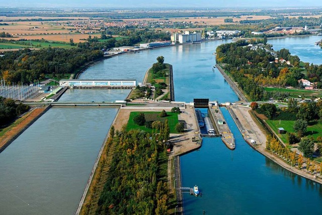 Mit dem Bau des  Rheinseitenkanals End...in  Wasserkraftwerk errichtet (links).  | Foto: Crdit photo EDF / AIRDIASOL.Rothan