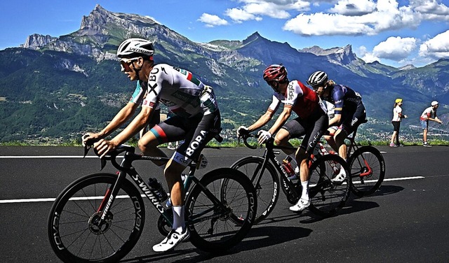 Der Deutsche Lennard Kmna (l.) in den franzsischen Alpen  | Foto: ANNE-CHRISTINE POUJOULAT (AFP)