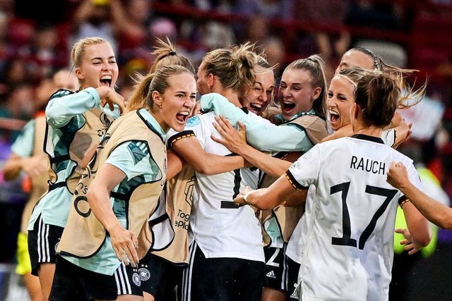 Die deutschen Spielerinnen bejubeln das 2:0 durch Alexandra Popp.  | Foto: Sebastian Christoph Gollnow (dpa)
