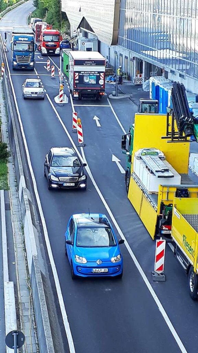 Rechts oben ist die Einfahrt zum Parkh...eder nach Norden oder Sden ausfahren.  | Foto: Hannes Lauber