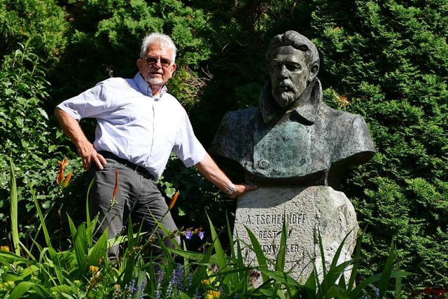 Heinz Setzer neben dem Tschechow-Denkmal in Badenweiler  | Foto: Savanna Cosma