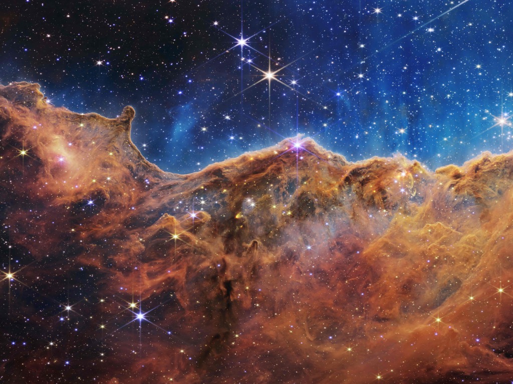 Der Rand einer nahe gelegenen, jungen Sternentstehungsregion namens NGC 3324 im Carina-Nebel. Das Foto war wegen seines Detailreichtums und seines blau-orangefarbenen Farbkonstrasts das vielleicht beeindruckendste aus der Reihe.