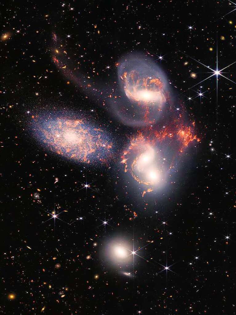 Das Stephan’s Quintet, eine visuelle Gruppierung von fnf Galaxien. Dieses riesige Mosaik ist das bisher grte Bild vom Weltraumteleskop James Webb und bedeckt etwa ein Fnftel des Monddurchmessers. Es enthlt ber 150 Millionen Pixel und besteht aus fast 1.000 separaten Bilddateien.