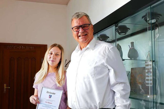 Die Kroatin Ana Stjepic erhielt den Sp...s von Brgermeister Matthias Guderjan.  | Foto: Hannes Selz