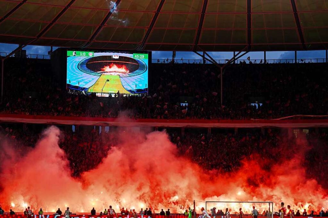 Bengalische Feuer beim DFB-Pokalfinale in Berlin.  | Foto: Robert Michael (dpa)