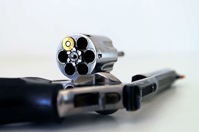 Mit einem grokalibrigen Revolver soll...ngstr geschossen  haben (Symbolfoto).  | Foto: cataliseur30  (stock.adobe.com)