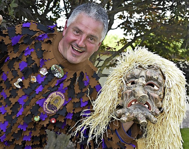 Michael Braun im Hs und mit Masker der Wurzelgeister in Freiamt  | Foto: Benedikt Sommer