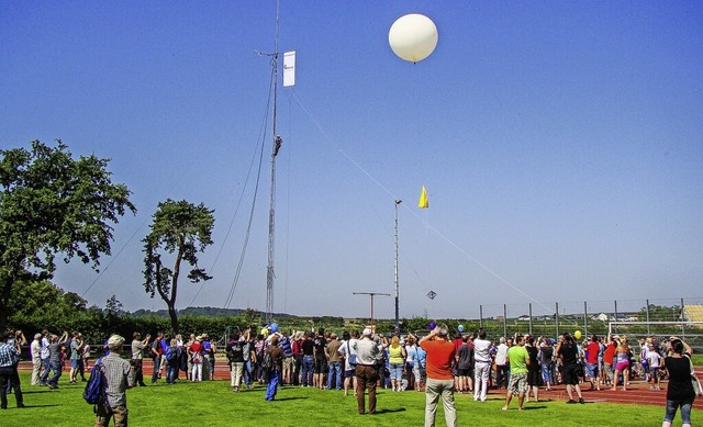 ber einer Leine sind Wetterballon und Sonde miteinander verbunden.  | Foto: DARC P56 Taubertal-Mitte