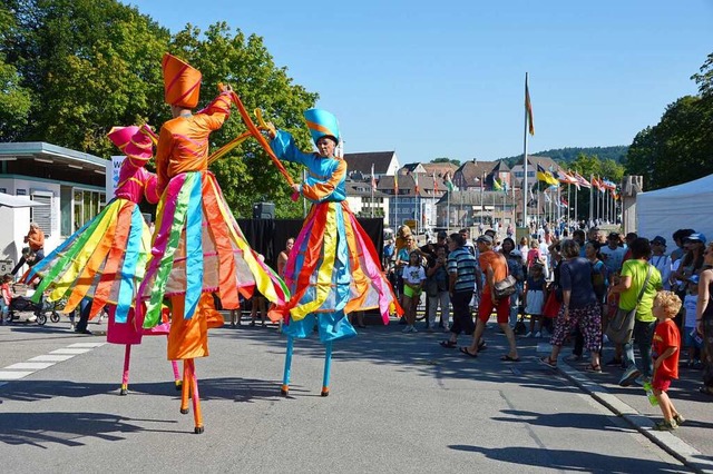 Das Zebra Stelzentheater mit Farbentn...ckensensationen in beiden Rheinfelden.  | Foto: Horatio Gollin