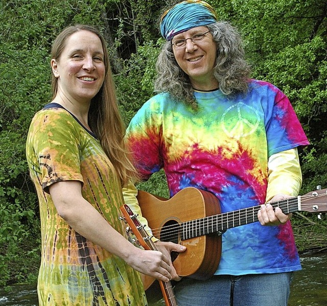 Das Duo Tina &amp; Jo spielt Songs der...d tragen entsprechende Kleidung dafr.  | Foto: Pressefoto