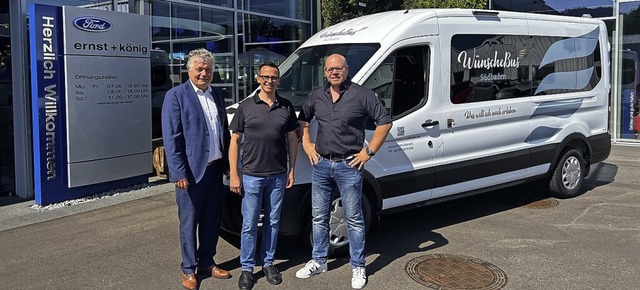 Thomas Wanner, Storemanager der Freibu...vom Palliativnetz den Bus (von links).  | Foto: Patrick Schumacher