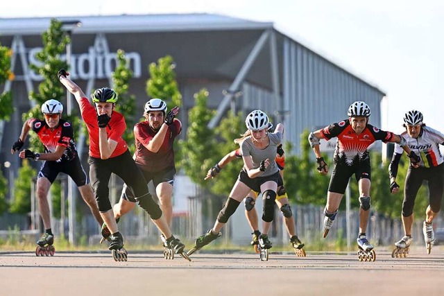 Surrend nehmen die Fahrerinnen und Fah...nahe des neuen SC-Stadions  Tempo auf.  | Foto: Achim Keller