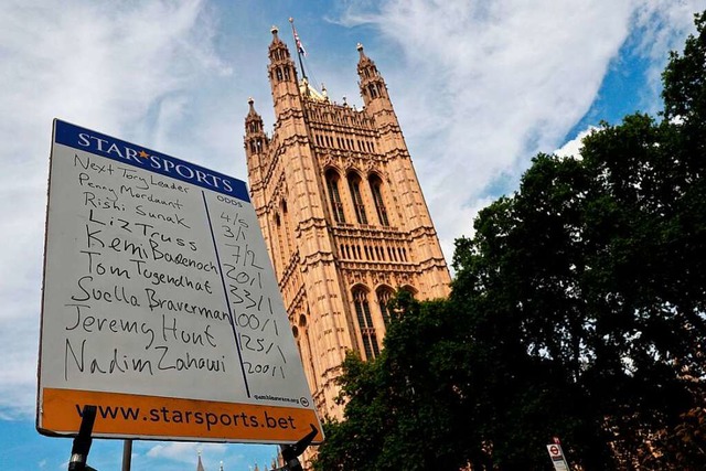 Eine Tafel vor dem House of Parliament...y Hunt und Nadhim Zahawi scheiden aus.  | Foto: CARLOS JASSO (AFP)