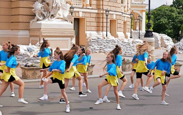 Flashmob junger Tnzerinnen auf der Strae von Odessa  | Foto:  Till Mayer