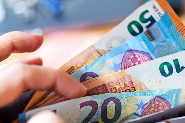 Trinkgeld ist grundstzlich nicht Teil des Einkommens.  | Foto: Monika Skolimowska (dpa)