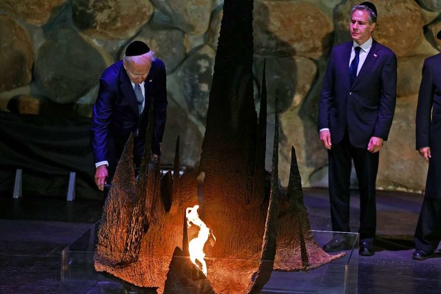 Joe Biden und nimmt an einer Kranznied...alle des Gedenkens in Yad Vashem teil.  | Foto: Menahem Kahana (dpa)