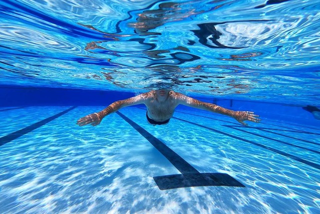 Das Wasser im Rheinfelder Freibad soll weniger beheizt werden.  | Foto: Friso Gentsch