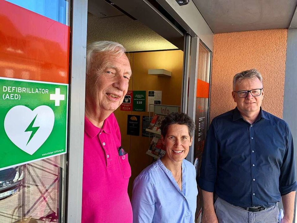Ein Symbol zeigt den Defi-Standort. In...e Sache, die Spenden finanziert haben.  | Foto: Simone Hhl