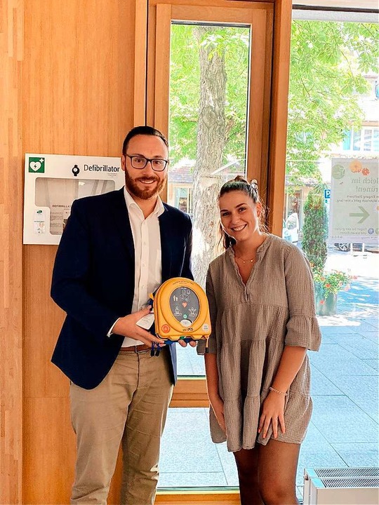 Standort Defibrillator &#8211; Geschf...enburg (Julian Geng und  Nadja Dreher.  | Foto: Sparkasse Markgrflerland