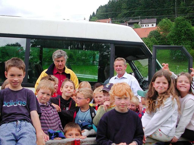 Busfahrer Heinz Lais, der bei den Kind...g neben  Lehrer Egmont Stoll zu sehen.  | Foto: Kanmacher