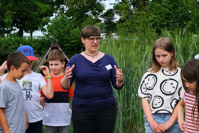 Kathrin Lieb erklrt im Garten der Rm...as die Rmer damals angepflanzt haben.  | Foto: Nina Witwicki