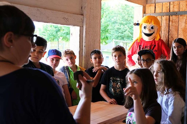 Kathrin Lieb von der Rmeranlage erkl...ch auch das Zisch-Maskottchen Betti Z.  | Foto: Nina Witwicki