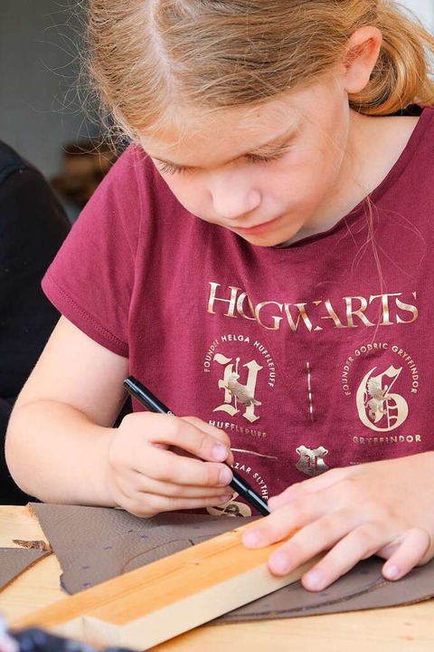 Mit Stiften wurden die Ledersäckchen für das römische Mühle-Spiel vorgezeichnet.  | Foto: Nina Witwicki