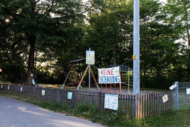 Diverse Aushnge sind derzeit am Spielplatz Eisenbahnstrae zu sehen.  | Foto: Gabriele Zahn