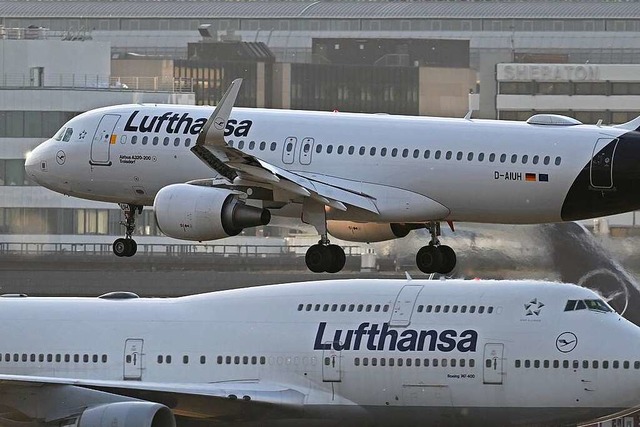 Bis zu 200 000 Fluggste tglich werde...s des Frankfurter Flughafens erwartet.  | Foto: Arne Dedert (dpa)