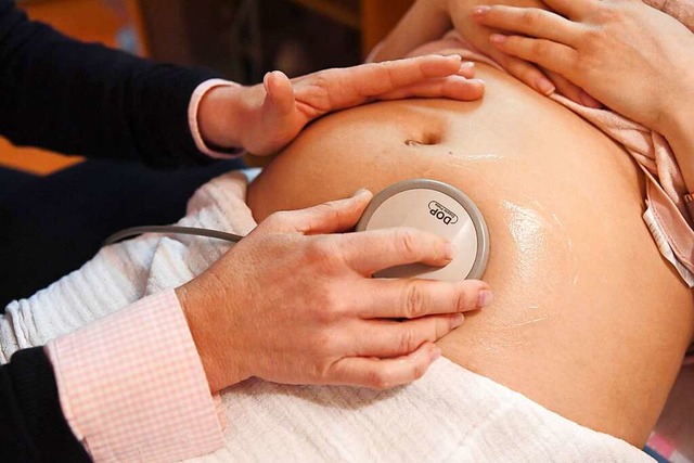 Eine Hebamme hrt die Herztne eines Babys im Mutterleib ab.  | Foto: Uli Deck (dpa)