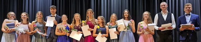 Die Preistrgerinnen und Preistrger der Abiklassen der Hans-Thoma-Schule  | Foto: Hans-Thoma-Schule