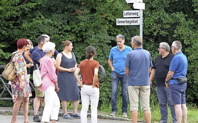 Ortsvorsteher Rudolf Moritz fhrte int...links) hatten zum Rundgang eingeladen.  | Foto: Regine Ounas-Krusel