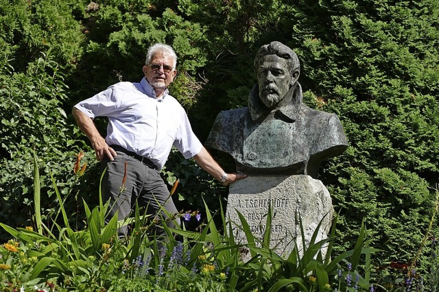 Heinz Setzer mit Tschechows Denkmal   | Foto: Savanna Cosma