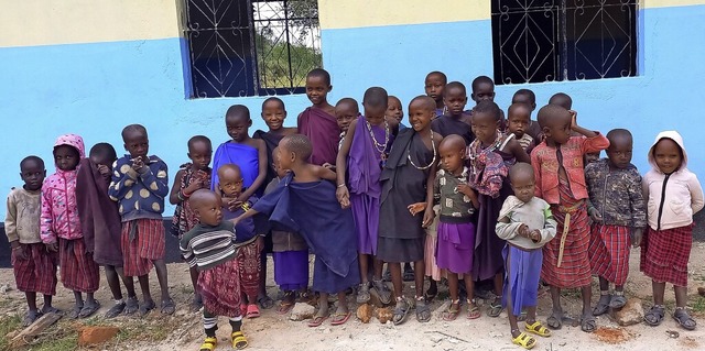Die Kinder in Lesoit im Norden Tansani...viel mehr als 50 Kinder kommen werden.  | Foto: Kopp-Kalic