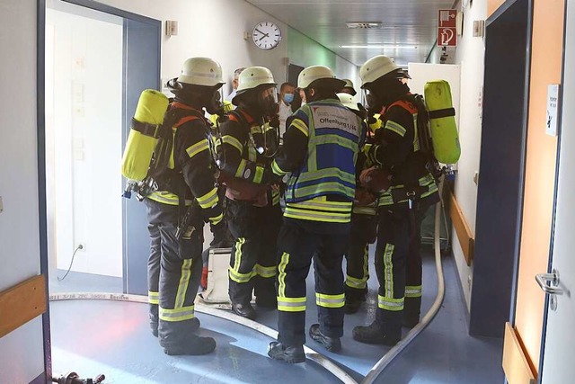 Einsatzkrfte der Feuerwehr nach der ...burg Klinikum selbst angezndet hatte.  | Foto: Christian Eggersgl, Ortenau-Klinikum
