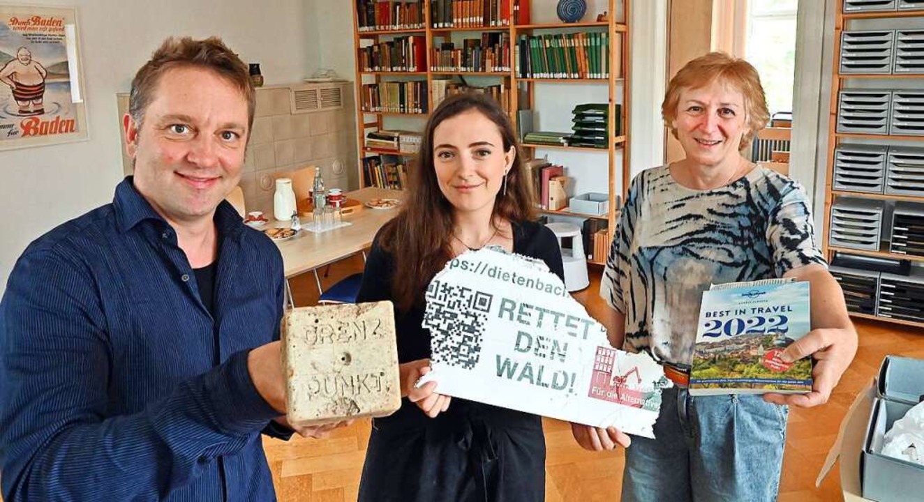 Von links: Matthias Möller, Sarah Wirs...th Haug mit einigen Dietenbach-Dingen.  | Foto: Michael Bamberger