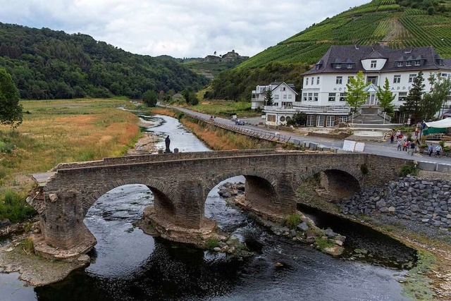 Die bei der Flut im Sommer 2021 zerst...me mit einer Drohne vom 6. Juli 2022).  | Foto: Boris Roessler