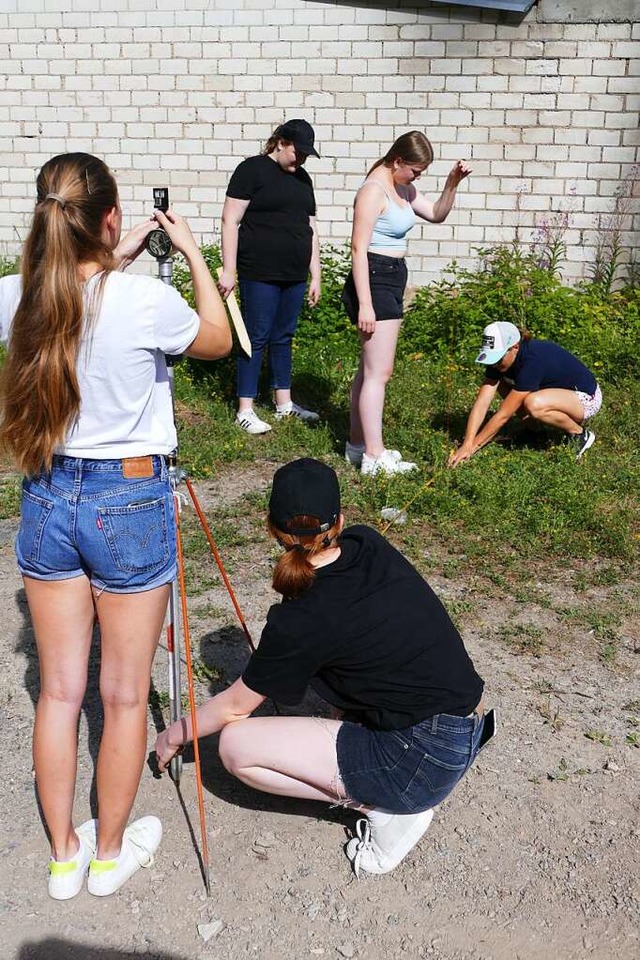 Vier Schlerinnen stecken den Grundris...t, dass alles im rechten Winkel steht.  | Foto: Christoph Giese