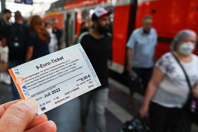 Das 9-Euro-Ticket &#8211; hier ein Fot... Doch wie geht es ab September weiter?  | Foto: Arne Dedert (dpa)