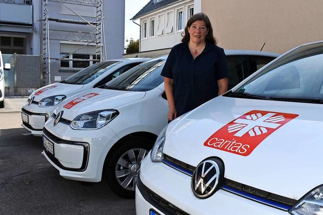 Caritas-Geschftsfhrerin Gudrun Schemel mit den neuen Elektroautos.  | Foto: Thomas Loisl Mink