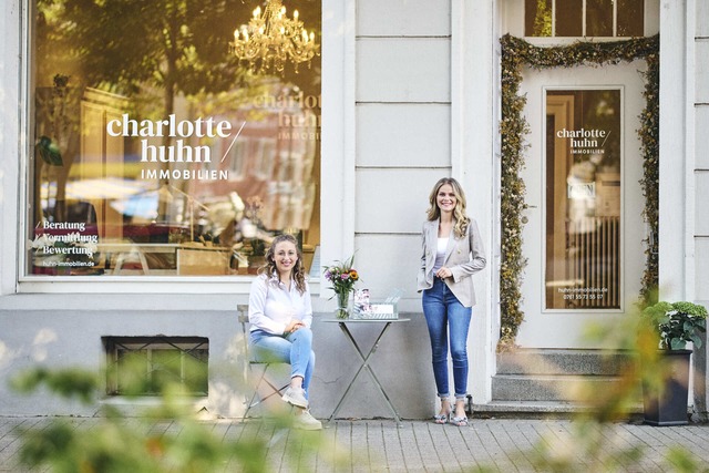Charlotte Huhn (rechts) und Mitarbeite... Kunden die passende Immobilienlsung.  | Foto: Johannes Meger