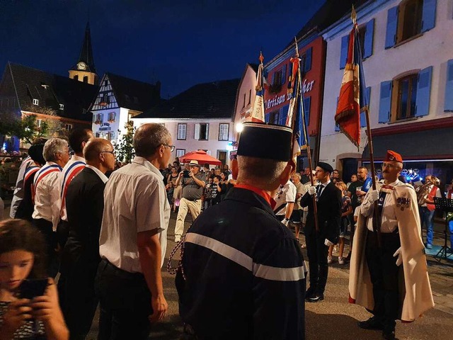 Festumzug in Vill mit Stopp vor den Honoratioren.   | Foto: Bernd Fackler